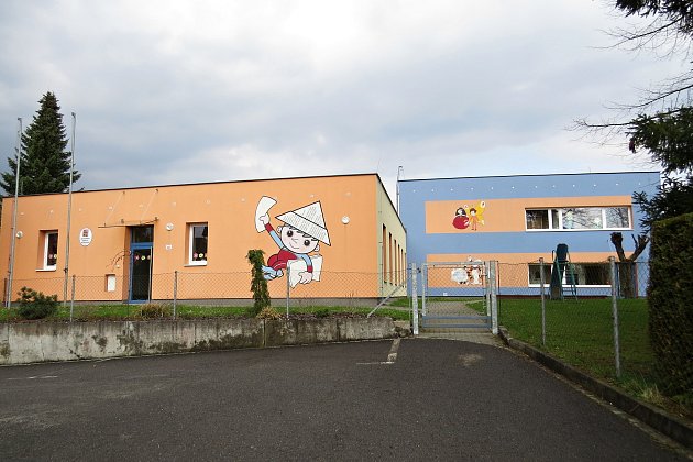 Základní škola v Petřvaldě je devítiletá. Má patnáct tříd. Součástí příspěvkové organizace je rovněž mateřská škola.