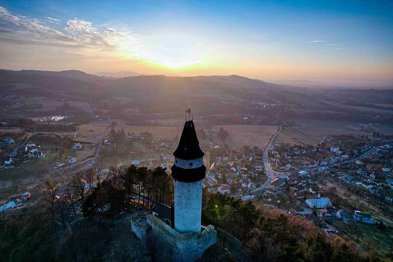 Štramberská Trúba za březnového západu slunce.