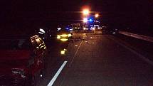 Dva lidé se těžce zranili ve vozidle Mercedes Benz, které 13. prosince večer narazilo na dálnici u Bílova do srny.