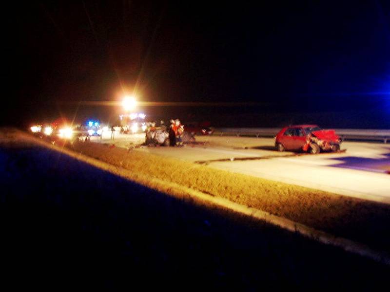 Dva lidé se těžce zranili ve vozidle Mercedes Benz, které 13. prosince večer narazilo na dálnici u Bílova do srny.