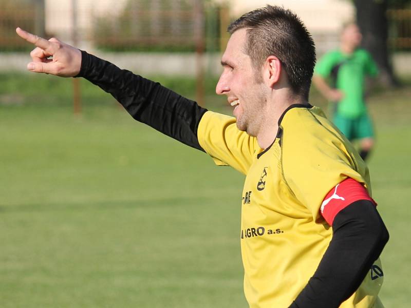 I. A TŘÍDA VOLÁ! Jistebnický kapitán Miroslav Lebica může se svým týmem slavit zasloužený postup už dvě kola před koncem sezony. 