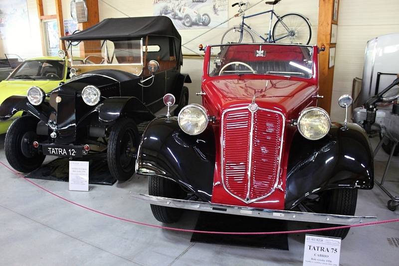 Část expozice v AutoMotoMuzeu Odtimer Kopřivnice tvoří ucelená kolekce aerodynamických vozů Tatra.