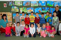Žáci 1.M (Montessori), Základní školy Tyršova, Nový Jičín, s třídními učitelkami Kateřinou Ondřejíkovou a Ulrikou Kovářovou