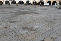 Špinavá dlažba Masarykova náměstí v Novém Jičíně po slavnosti města - 13. září 2023.