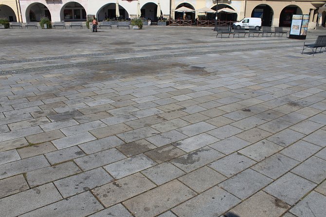 Špinavá dlažba Masarykova náměstí v Novém Jičíně po slavnosti města - 13. září 2023.