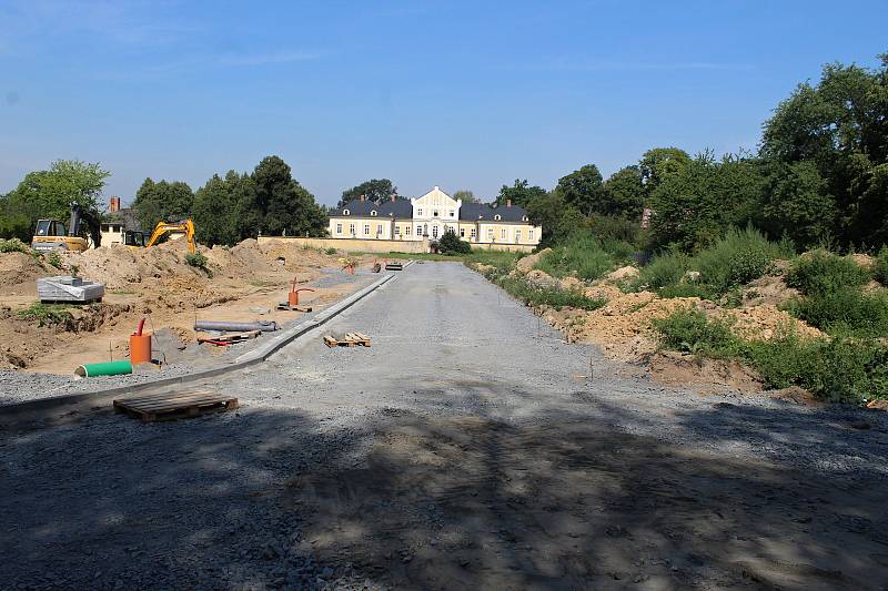 Stavba nové silnice k zámku v Nové Horce, místní části Studénky, v srpnu 2022.