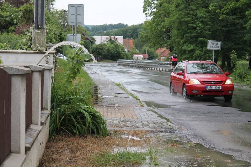 Lidé na Novojičínsku se v úterý odpoledne opět báli. Zejména v Novém Jičíně-Žilině, Mořkově a Životicích u Nového opět hrozily záplavy kvůli rozvodněné řece Jičínce.