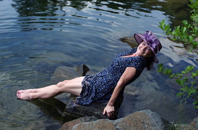 Lenka Malinová ráda fotí, nosí kloboučky nebo barety a koupe se v třeba ledové vodě. Foto: archiv Lenky Malinové