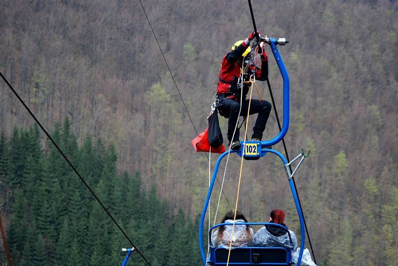 Taktické cvičení všech záchranářských složek na sedačkové lanové dráze Ráztoka na Pustevnách.