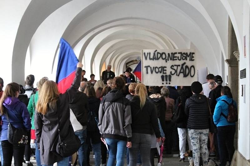 Demonstrace za nezávislou justici a proti vládě v Novém Jičíně, 28. května 2019.