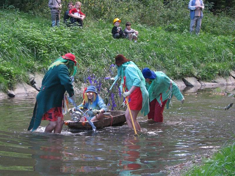 Doslova obsypán lidmi byl v sobotu odpoledne břeh říčky Sedlnice v Sedlnicích. V pět hodin odpoledne tam začal další ročník Sedlnického unterwassermanna.