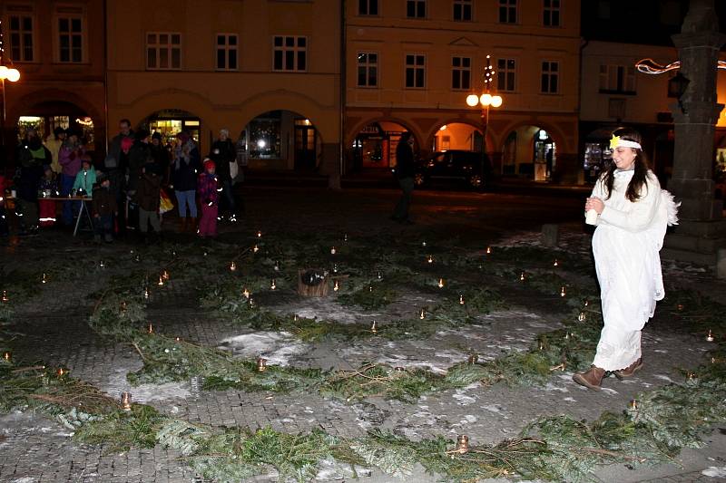 Adventní spirálu vytvořilo ve čtvrtek na náměstí ve Fenštátě pod Radhoštěm členové Dětského klubu na trojanovské pasece.