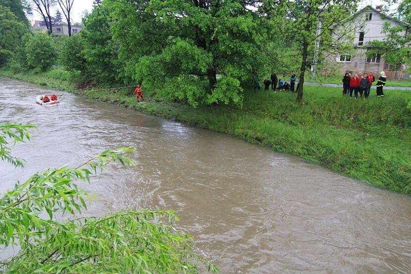 Sedm jednotek hasičů bylo v sobotu odpoledne povoláno k pátrání po pohřešované osobě v řece Lubina.