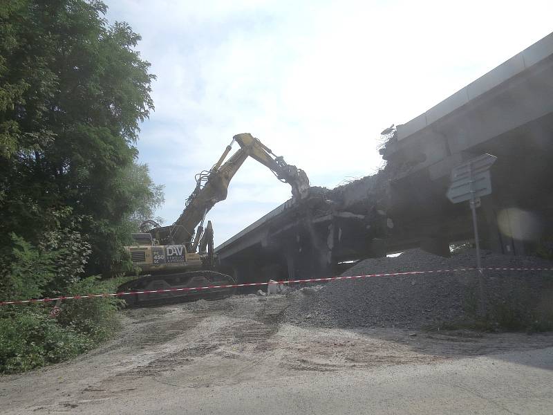 Od čtvrtka 1. srpna jezdí řidiči na D48 po novém betonovém svršku. Stavebí práce se přemístily na druhou polovinu vozovky.