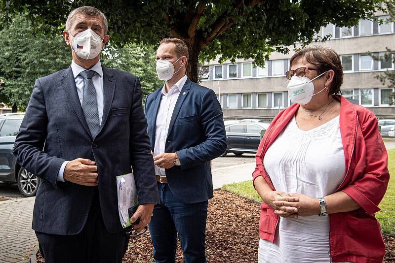 Premiér Andrej Babiš a hlavní hygienička Pavla Švrčinová při návštěvě Zdravotního ústavu v Ostravě, 15. července 2021.