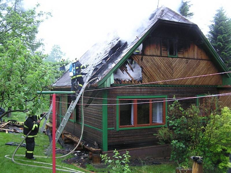 Požár dřevěné chalupy v Bystrém, místní části Trojanovic.