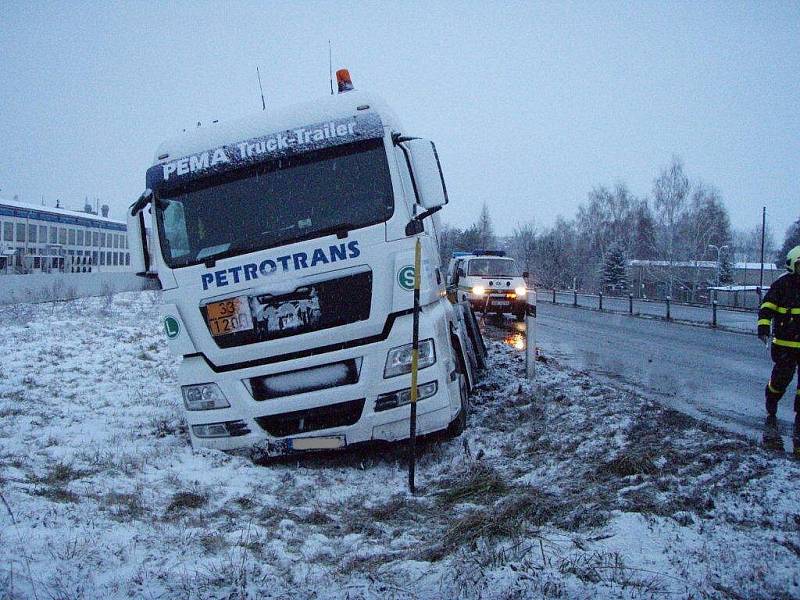 V pátek ráno skončila cisterna v příkopě, hasiči přečerpali 40 tisíc litrů paliva.