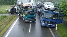 Nehoda dvou litevských nákladních automobilů, převážejících osobní auta, která se stala ve Frenštátě pod Radhoštěm 14. června.