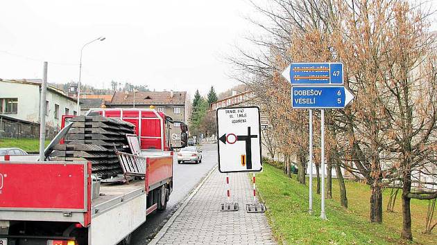 Dočasné dopravní značení dává řidičům znát, že se na oderské náměsí nedostanou.