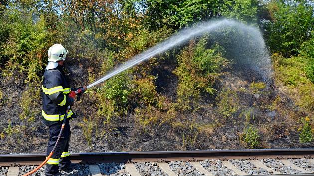 Zásah hasičů u požáru podél železnice. Ilustrační foto.