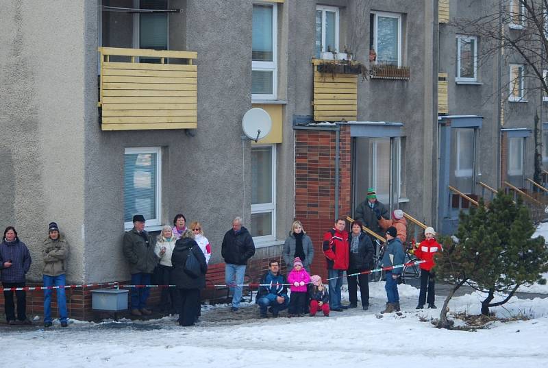 V panelovém domě ve Frenštátě pod Radhoštěm došlo k výbuchu plynu a následnému požáru.