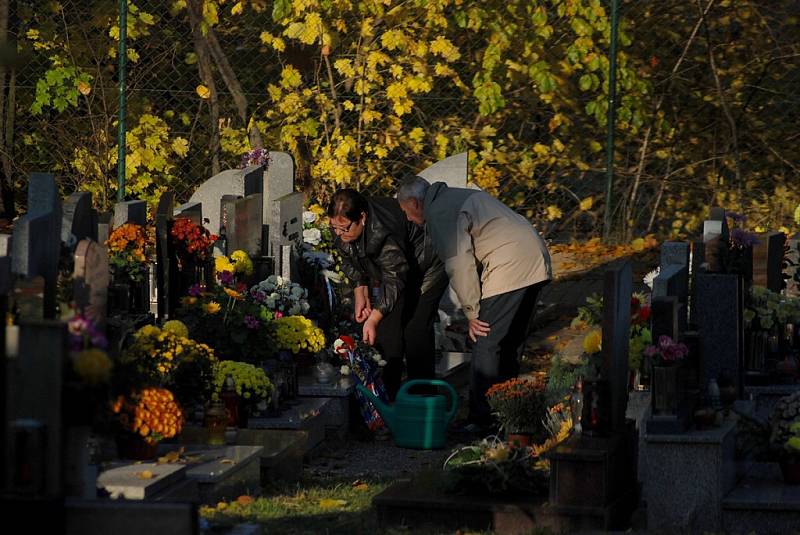 Lidé si na hřbitovech připomněli památku svých blízkých. 