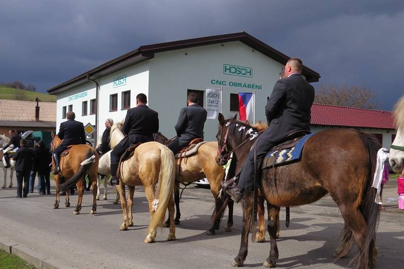 Velikonoční jízda okolo osení ve fulnecké místní části Lukavec. 