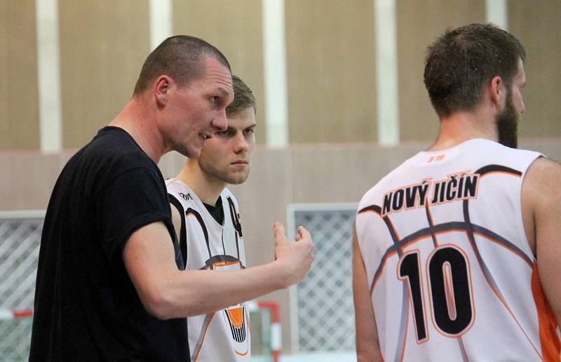 Novojičínští basketbalisté (v bílém) prohráli v posledním domácím utkání play-out s akademií pražské Sparty 71:91 (23:34, 40:60, 53:78).