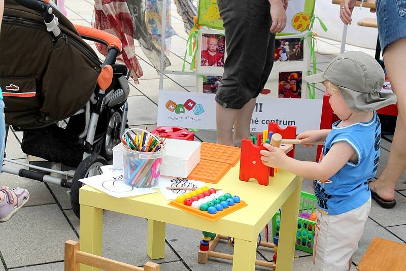 Lidé v Novém Jičíně se ve středu dozvěděli o sociálních službách v okrese. Na Masarykově náměstí představili svou práci poskytovatelé sociálních služeb, pro návštěvníky byl připravený celodenní doprovodný program.