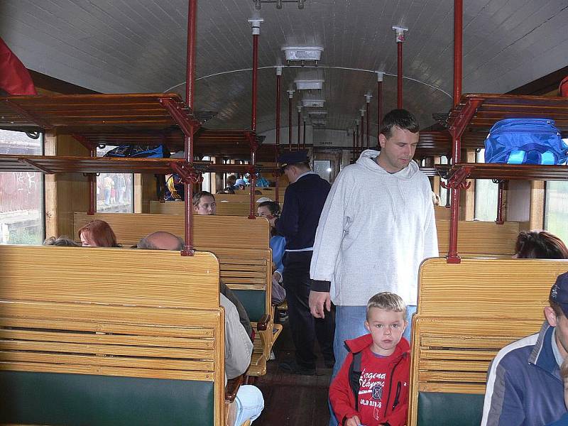 Stovky lidí využily v sobotu 17. září příležitost, aby se projely, nebo aspoň podívaly, na historický vlak. Ten vyjel ze Suchdolu nad Odrou do Budišova nad Budišovkou a zpět při příležitosti 120 let této trati. První delší zastávku měl v Odrách.