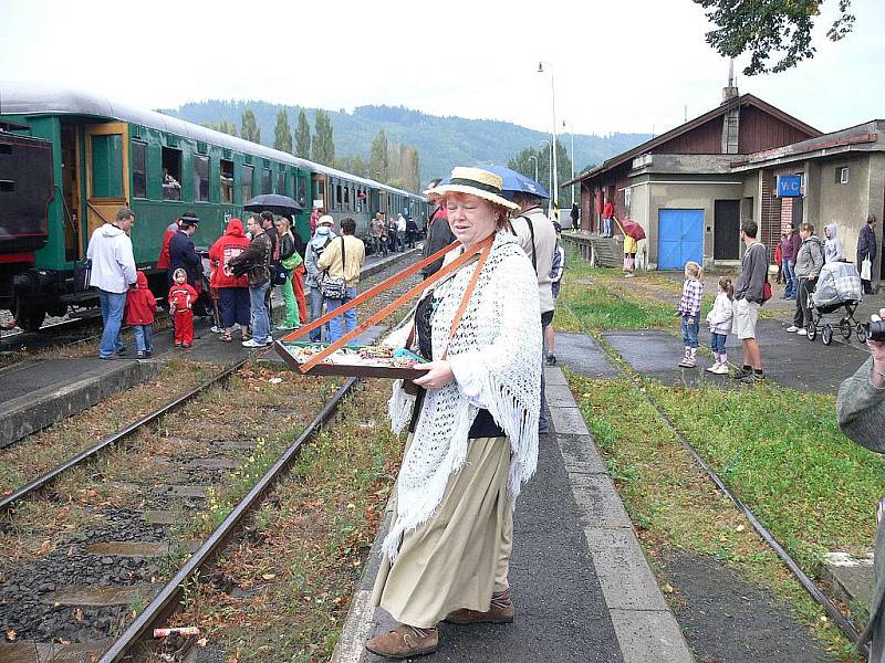 Stovky lidí využily v sobotu 17. září příležitost, aby se projely, nebo aspoň podívaly, na historický vlak. Ten vyjel ze Suchdolu nad Odrou do Budišova nad Budišovkou a zpět při příležitosti 120 let této trati. První delší zastávku měl v Odrách.