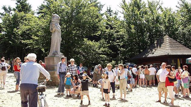 Socha pohanského boha Radegasta je vděčným fotografickým objektem mnoha turistů, kteří se vydají z Pusteven na Radhošť.