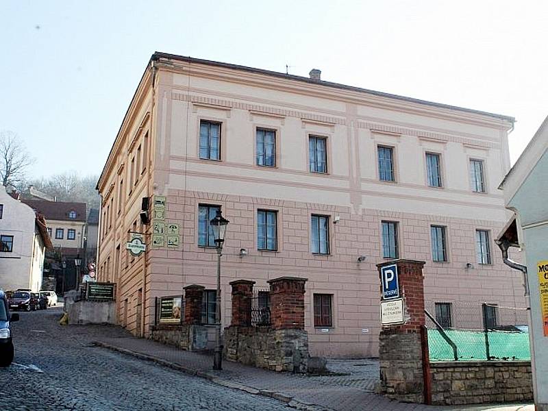 Z bývalé staré školy na náměstí ve Štramberku bude komunitní centrum.