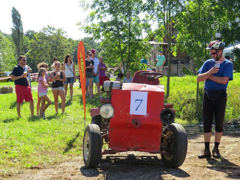 Na patnáct malotraktorů i větších traktorů – zetorů – se v sobotu 27. srpna postavilo na start závodu ve druhém ročníku traktoriády, která se konala v areálu bývalého kravína v obci Rybí. 