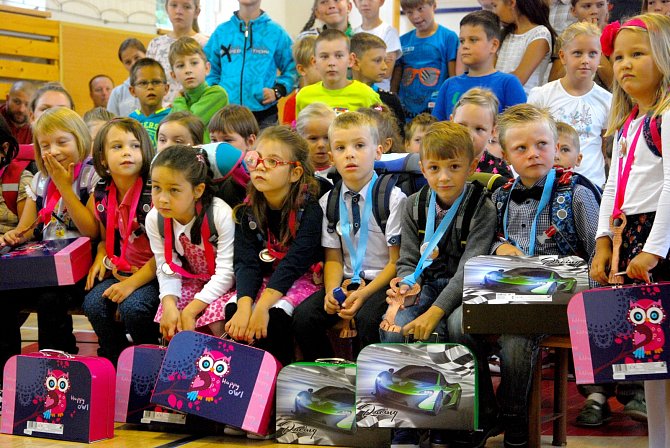 Natěšení na svůj první školní rok byli v pondělé prvňáčci, kteří usedli do lavic v Základní a mateřské škole v Ženklavě.