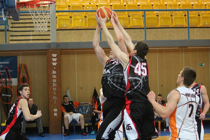 Novojičínští basketbalisté (v bílém) prohráli v posledním domácím utkání play-out s akademií pražské Sparty 71:91 (23:34, 40:60, 53:78).