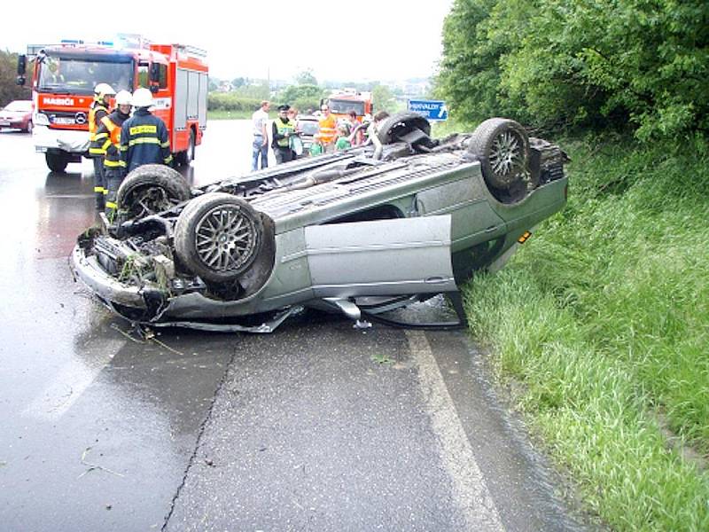 Řidič havarovaného BMW utrpěl lehčí zranění.