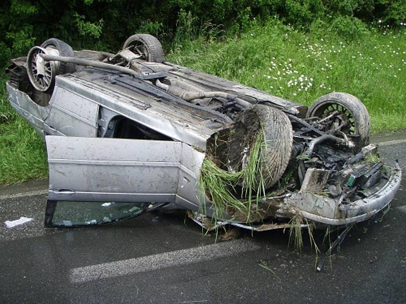 Řidič havarovaného BMW utrpěl lehčí zranění.