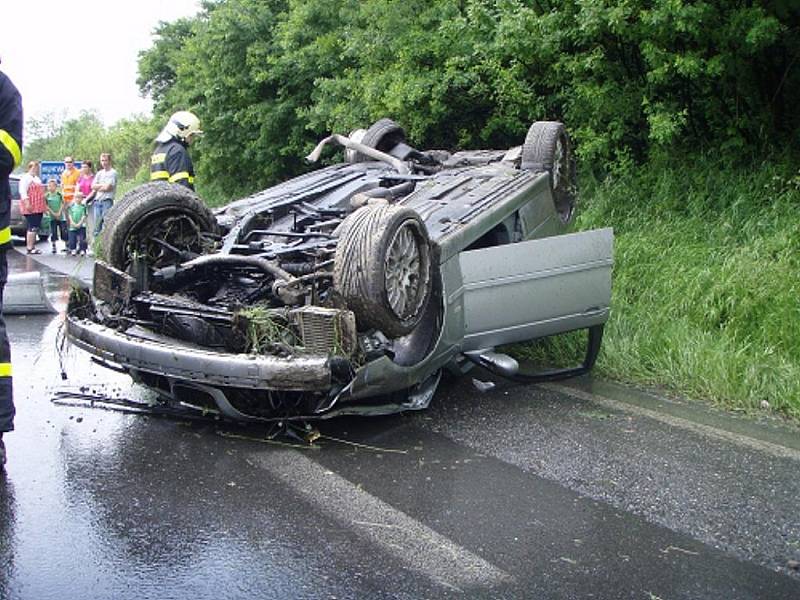 Řidič havarovaného BMW utrpěl lehčí zranění.