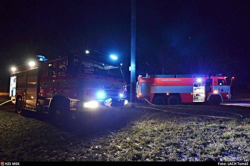 Pět jednotek hasičů zasahovalo v noci na sobotu u požáru dvoupatrové budovy v Bravanticích.