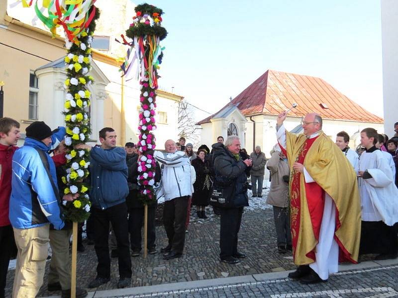 Již šestým rokem letos pokračuje v Příboře obnovená tradice - svěcení palem na Květnou neděli. To letošní se uskutečnilo v třeskutém mrazu.