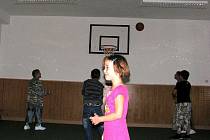 Nové basketbalové koše i novou podlahu v tělocvičně mohou již několik týdnů využívat děti z mankovické základní školy.