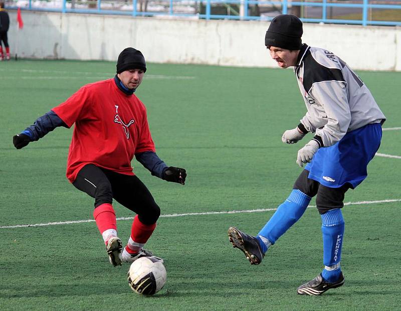 Fotbalisté Nového Jičína (červené dresy) v prvním utkání přípravy remizovali s Frenštátem. 