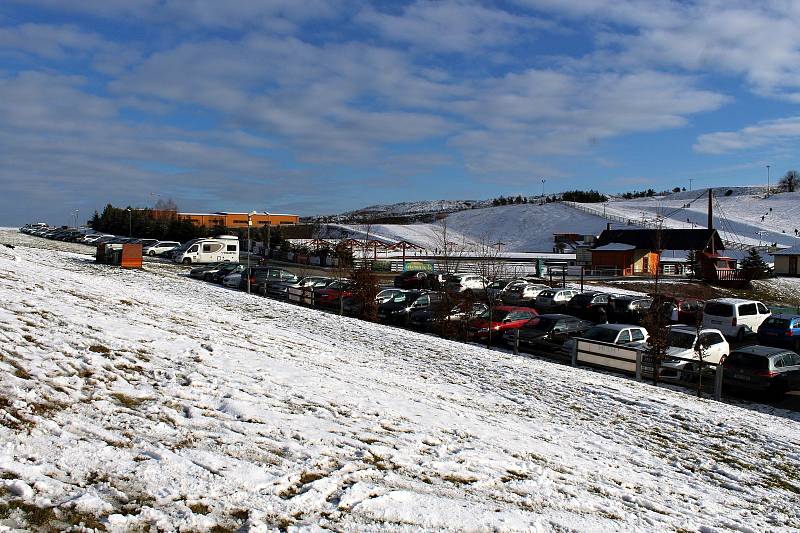 Prosluněný Heipark v Tošovicích se v neděli 10. ledna 2021 stal rájem sněhových radovánek.