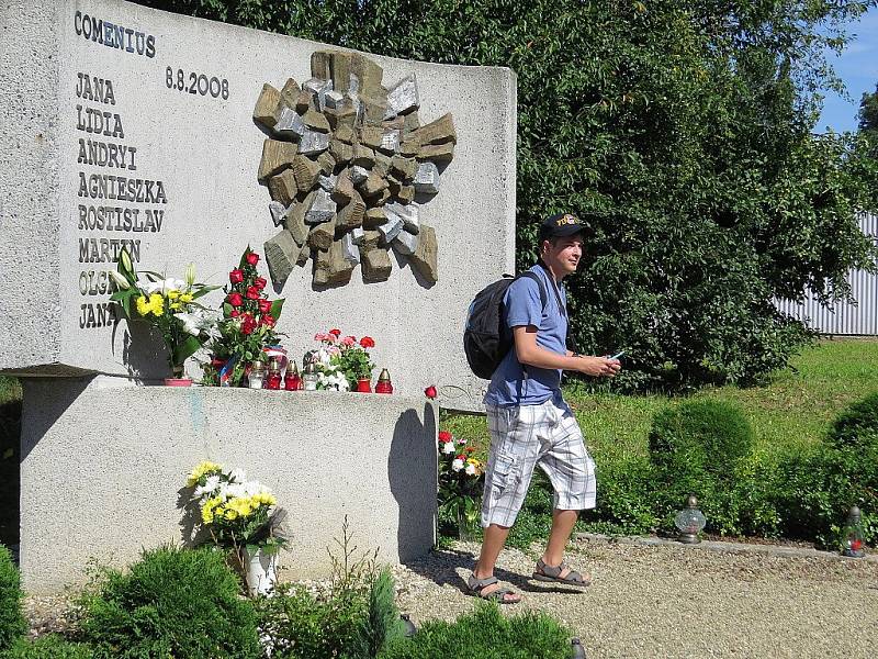 Osm let uplynulo od tragické železniční nehody ve Studénce, která si vyžádala osm lidských životů. I letos si lidé připomínalí toto smutné výročí.