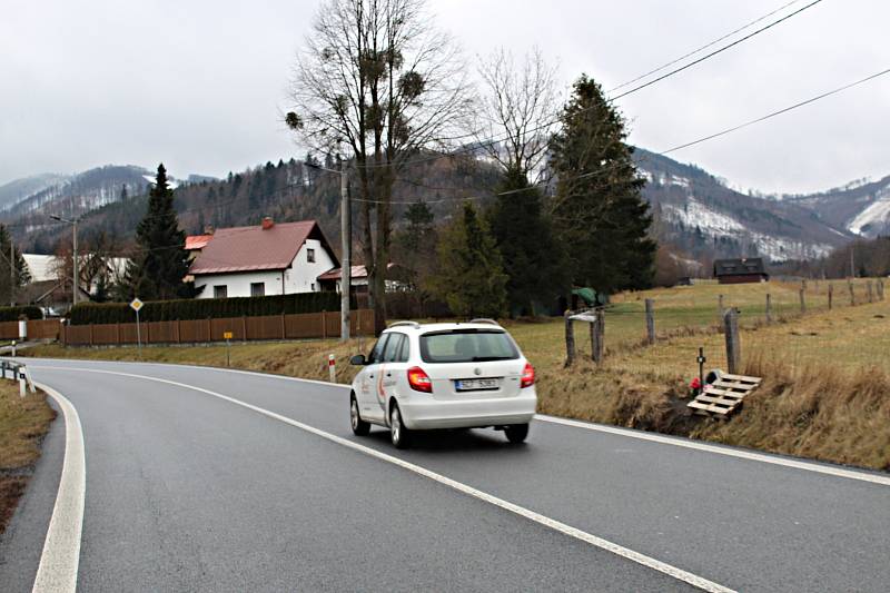 Silnice mezi restauracemi U Bačů a Siberie ve Frenštátě pod Radhoštěm, květen 2022.