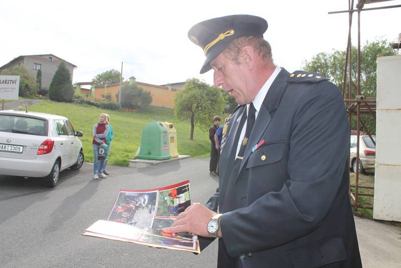 Na svou cisternu jsou hasiči z Vrchů pyšní. Dostali ji za symbolickou cenu po povodních od hasičů ze Studénky-Butovic. Auto už jim mnohokrát pomohlo během zásahů.