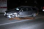 Opilý řidič audi při havárii totálně zrušil plot domu i levou přední starnu automobilu.