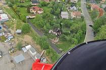 Pohled ze záchranářského vrtulníku při zásazích v Kopřivnici, 22. května 2022.
