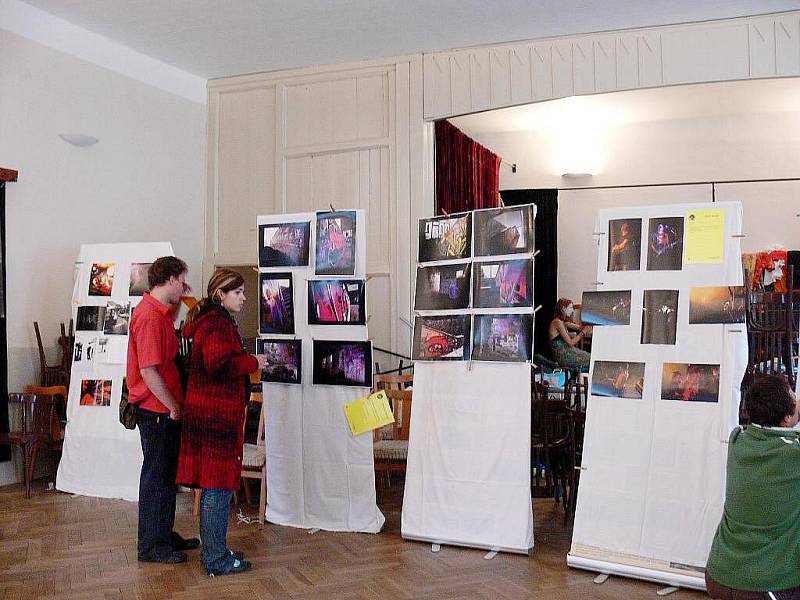 Obec Kamenka ožila v sobotu 24. července prvním ročníkem multikulturního festivalu, který pořadatelé, pro jeho rozmanitost a barevnost, nazvali Kamenskými blešími trhy.